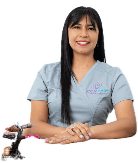 Lic. Betzy Muñoz Fajardo, fisioterapeuta pediátrica, con el uniforme de COMHABY