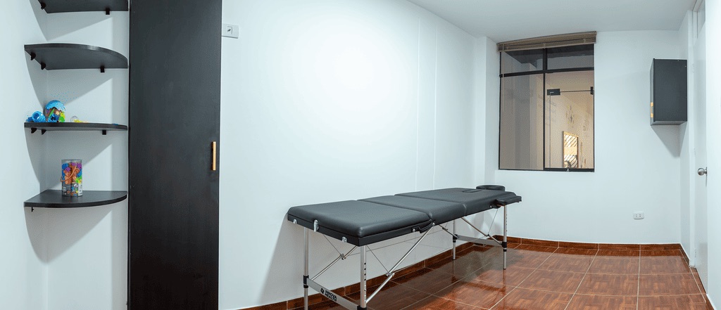 Consultorio de terapia física de COMHABY con camilla y ambiente privado